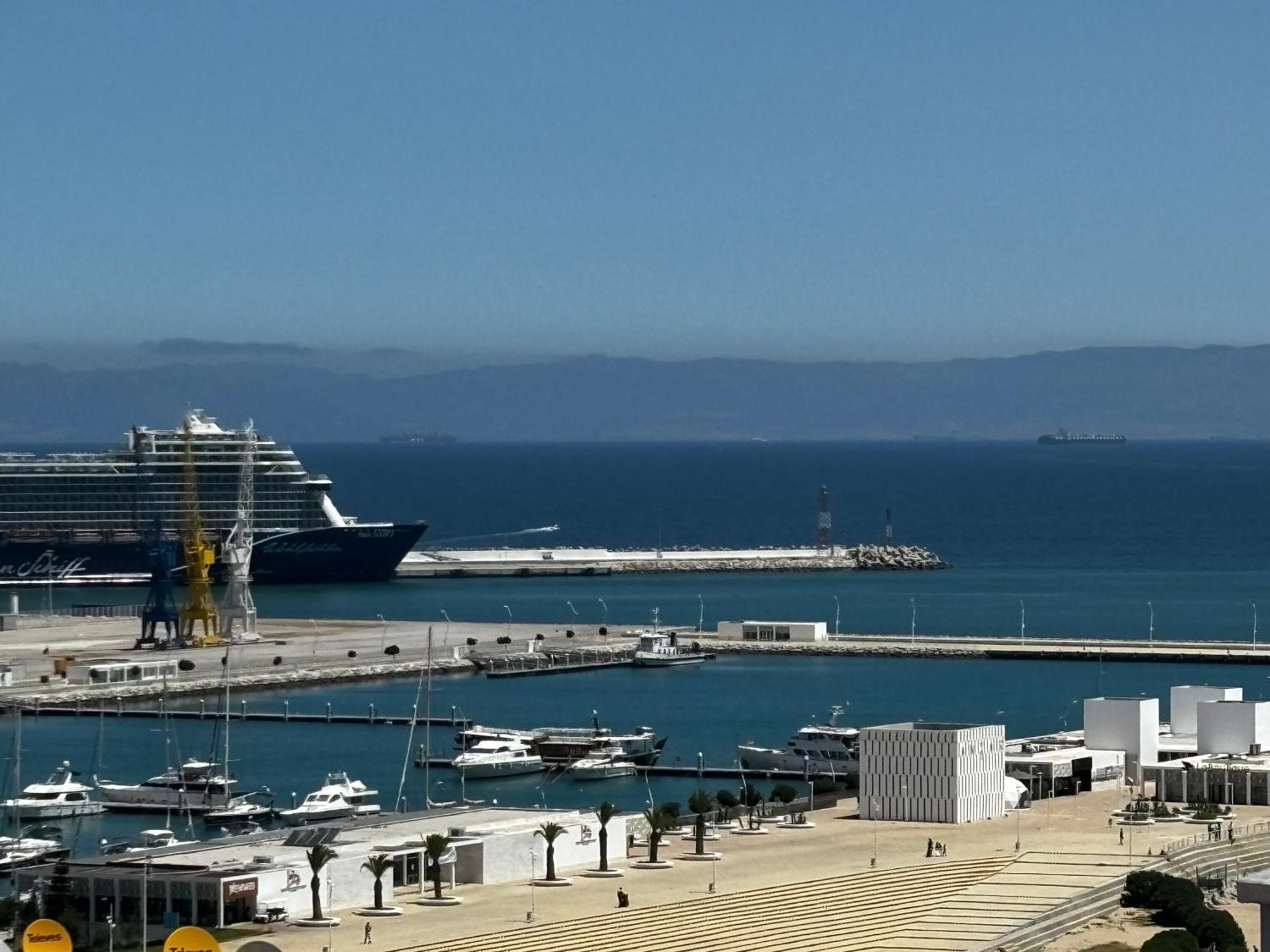 Marina View Residence Luxurious Studio Retreat With Stunning Ocean Views 1 Double Bedroom, 1 Convertible Couch Tanger Buitenkant foto